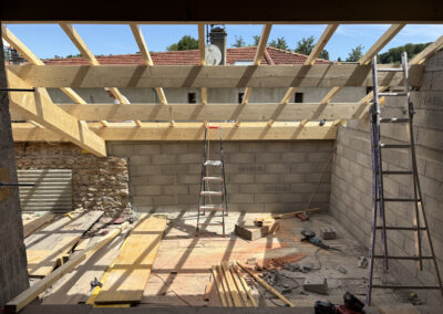 Charpente en bois et mur en parpaings réalisés pour une extension de maison par Bois Nature Construction